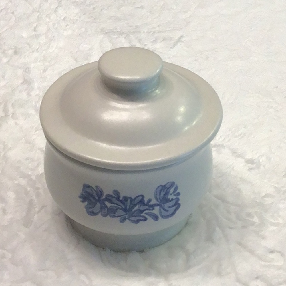 Pfaltzgraff Yorktowne Covered Sugar Bowl | Blue Floral Stoneware